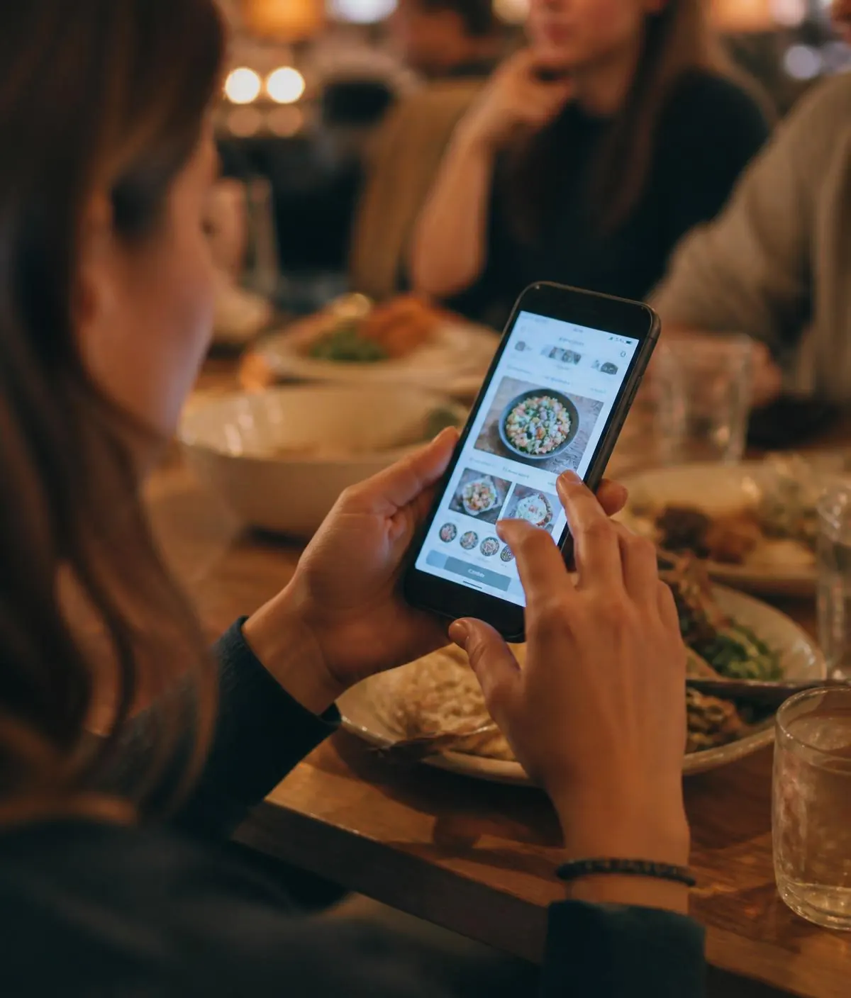 Une cliente commande depuis son téléphone à table